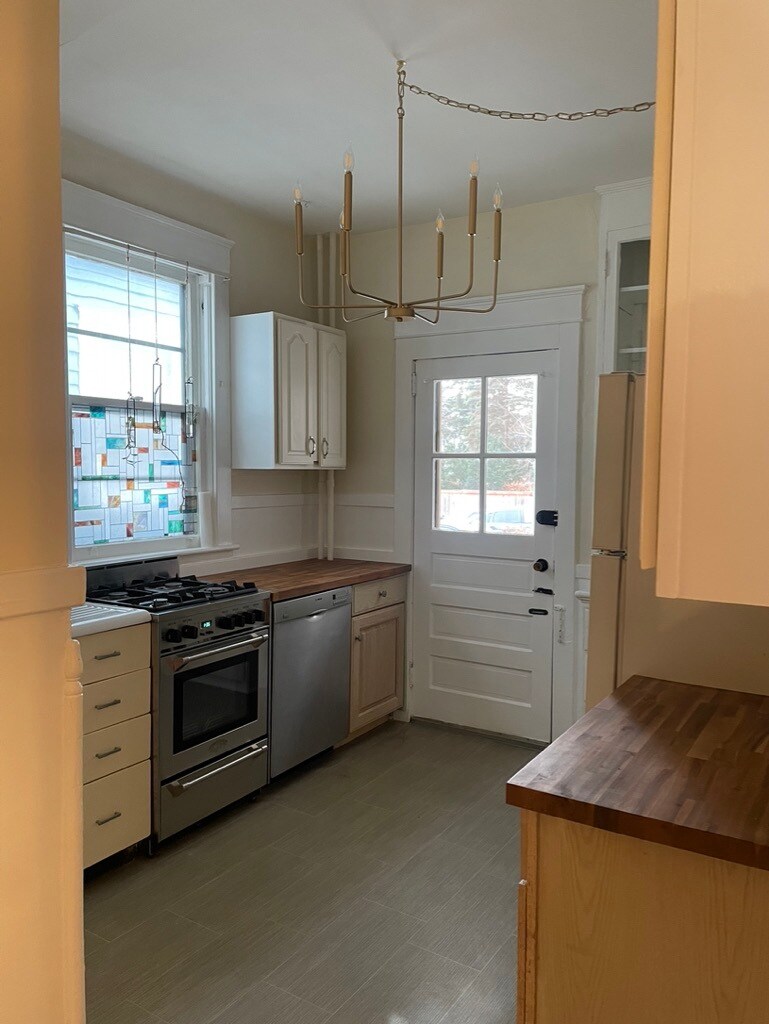 Building Photo - 890 Lancaster St