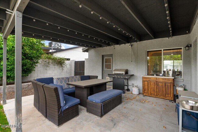 Building Photo - 2224 E Sells Dr