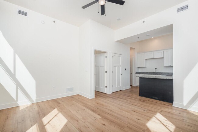 Building Photo - 301 N Mulberry St