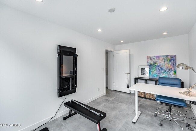 Building Photo - 8618 N Timberlane Dr