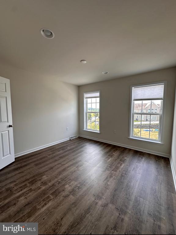 Building Photo - 562 Fawn Ln