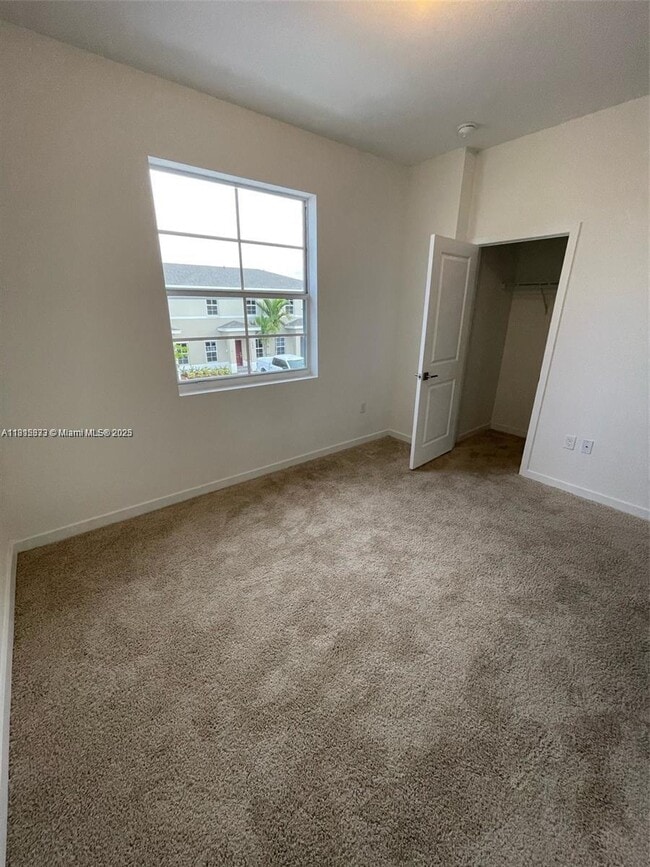 Building Photo - 552 NE 4th Terrace