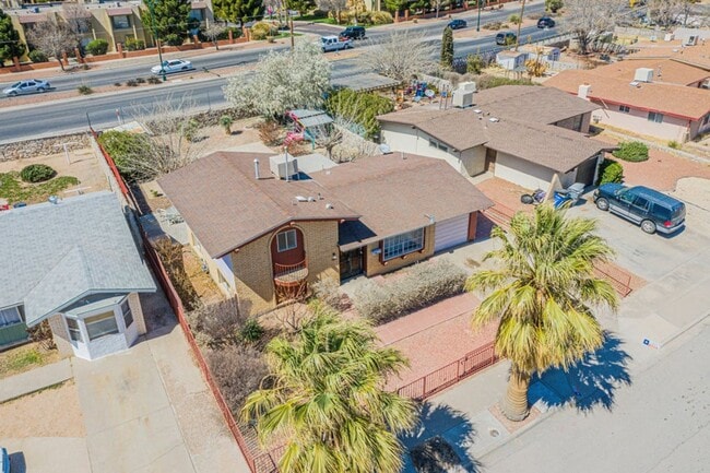 Building Photo - Come and check this 3 bed/2 baths house