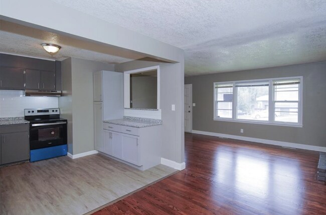 Building Photo - Beautiful 3 Bedroom / 1.5 Bath *Large Corner Lot* 2 Car Garage