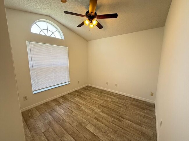 Building Photo - Groveland Home with community pool