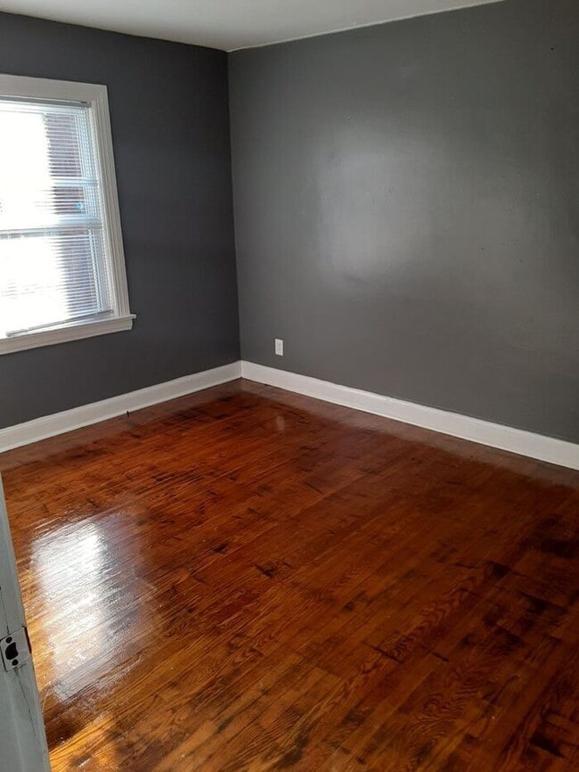 Building Photo - Several Units Available! Lovely 2 bedroom 1 bath classic style apartment