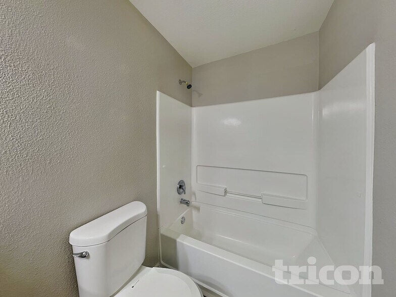 Building Photo - 1405 Bluestem Dr