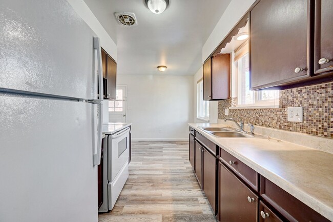 Building Photo - $1,885.00 - 4 Beds, 2 Bath, Duplex in Litt...