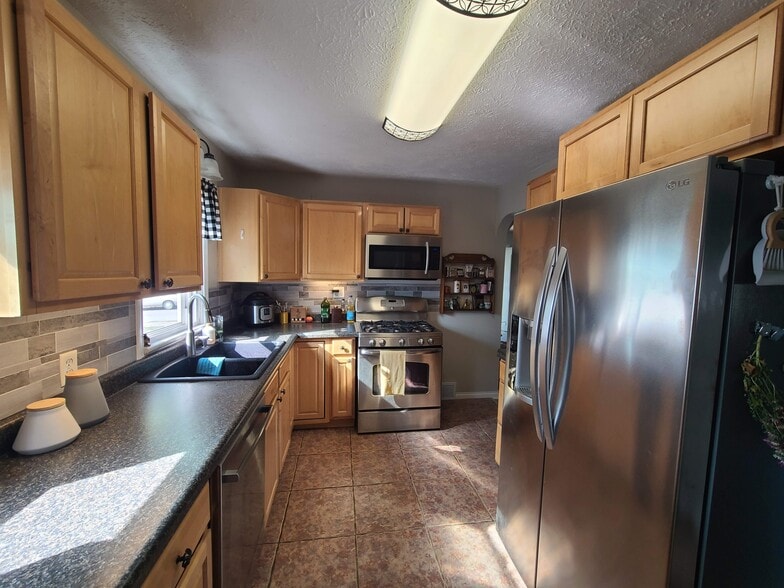 Kitchen - 707 E Wood St