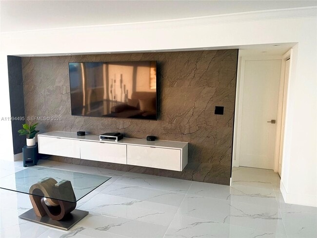 Building Photo - 3701 N Country Club Dr