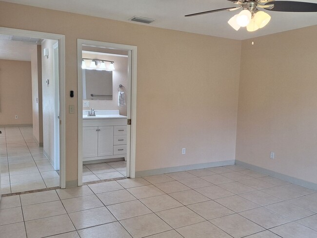 Building Photo - VERY WELL MAINTAINED FLORIDA SHORES 2BR 1BA DUPLEX FOR RENT