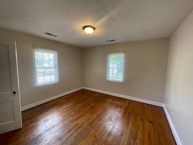 Building Photo - Cozy Bungalow Style Home
