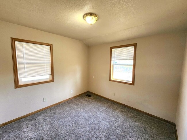 Building Photo - Easy Access to Shopping and Highway!