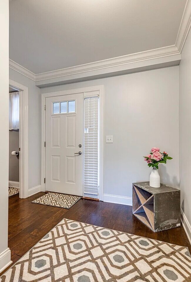 Building Photo - 1003 Irish Way