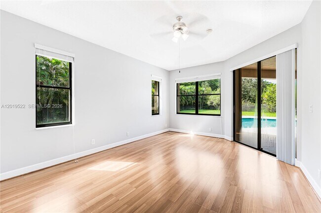 Building Photo - 1256 Manor Dr S