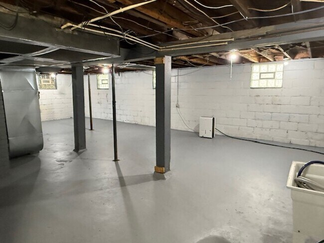 Building Photo - Large 3 Bedroom home with 2 car garage