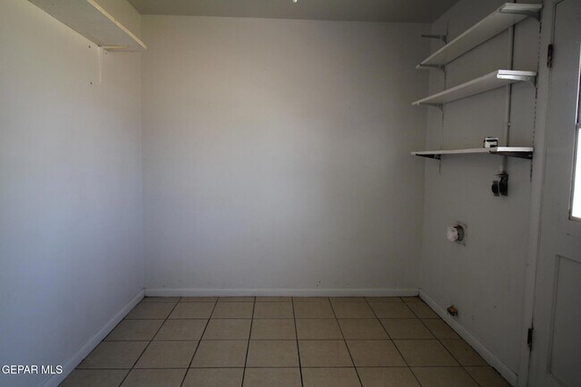 Building Photo - 317 Thunderbird Dr