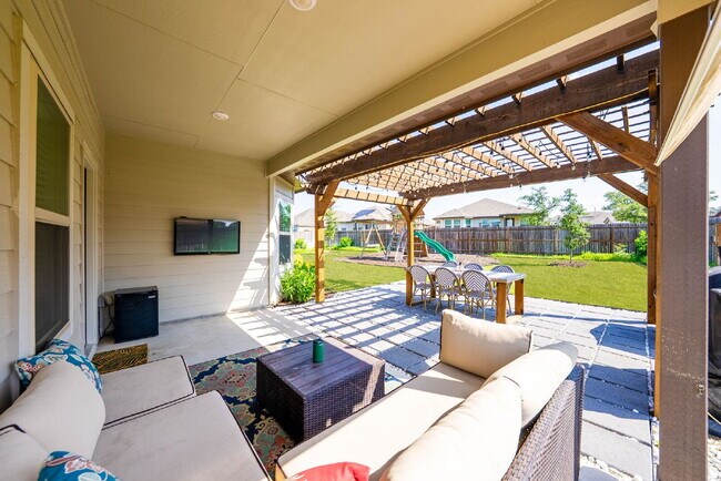 Building Photo - Stylish Corner Homesite on a Quiet Cul-de-...