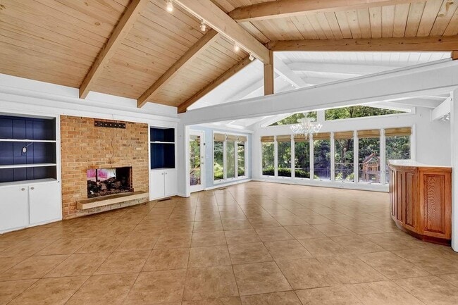 Building Photo - 505 River Valley Rd NW