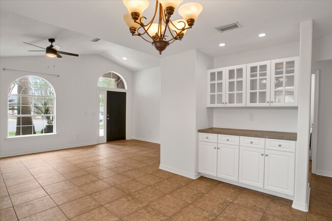 Building Photo - 3 Bedroom Scenic Heights Home