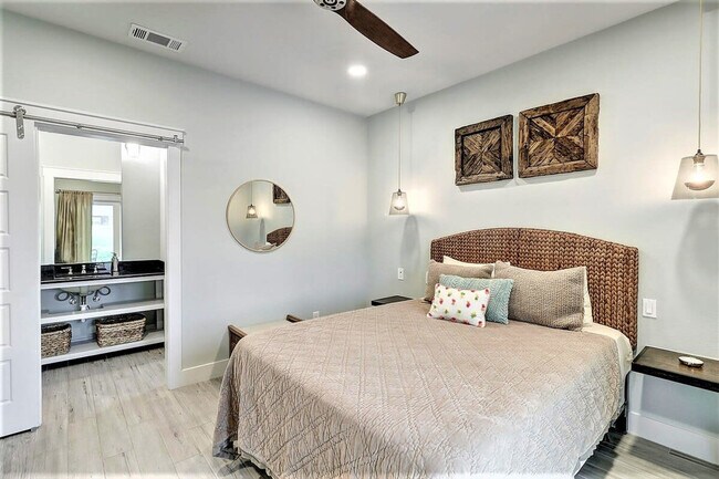 Building Photo - 224 E Oaks Ave