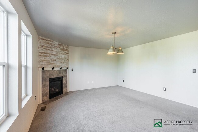 Building Photo - 4 Bed 2 Bath home for rent