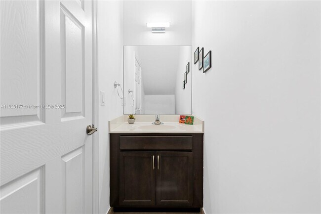 Building Photo - 6285 SW 47th Manor