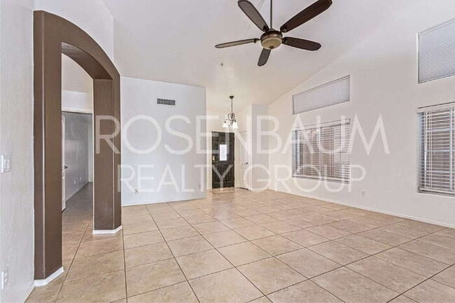 Building Photo - Gorgeous 3-bedrooms, 2-baths home in the d...