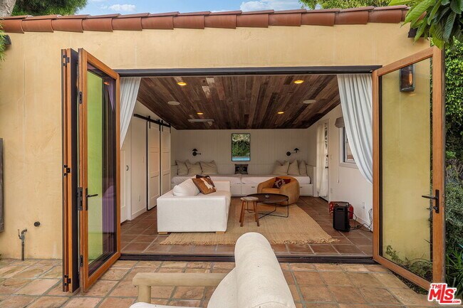 Building Photo - 2223 Cloverfield Blvd