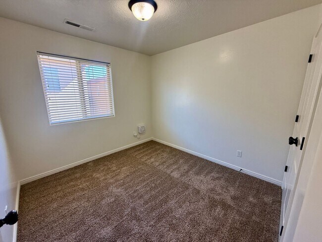 Building Photo - 3-BR Townhome Near Costco