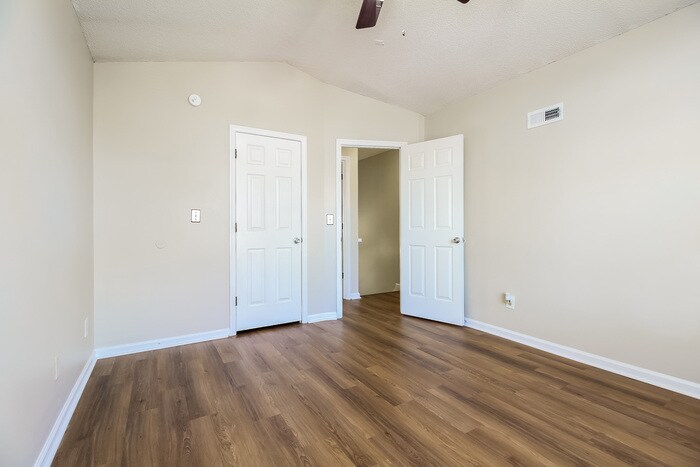 Building Photo - 8 Lantern Ln