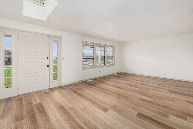 Building Photo - 7450 Richardson Rd