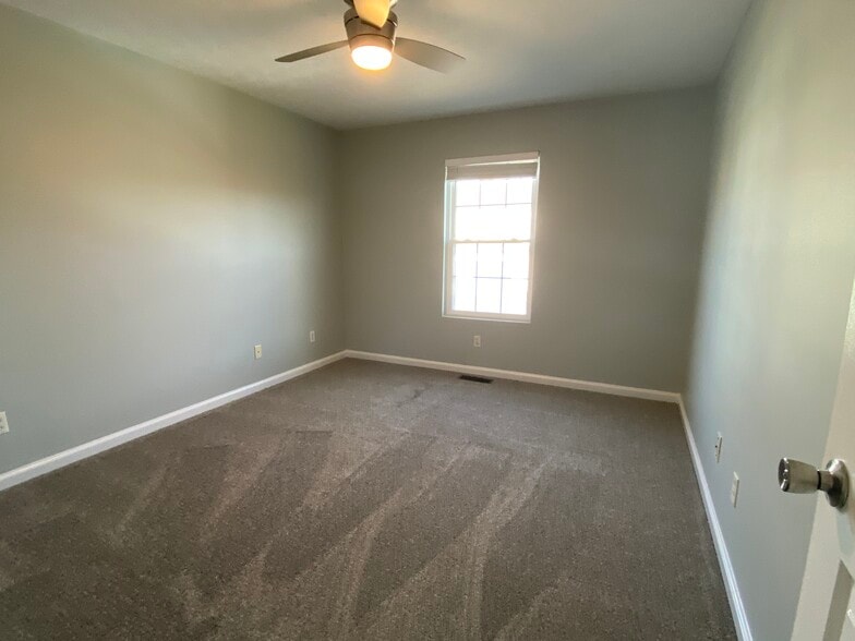 Primary bedroom - 218 Pinnacle Ct