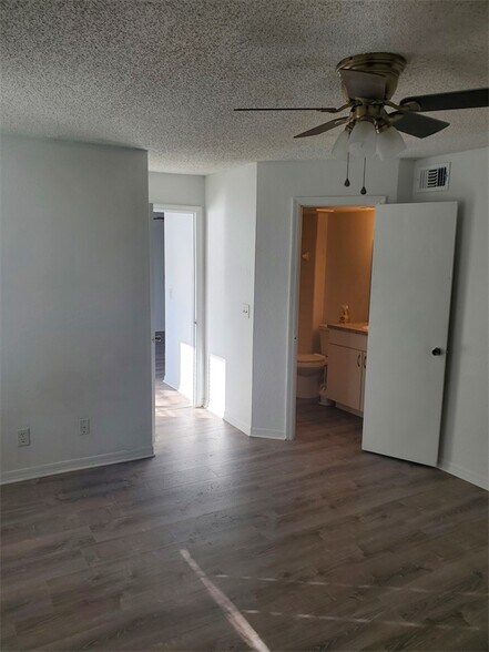Building Photo - 4630 Commander Dr