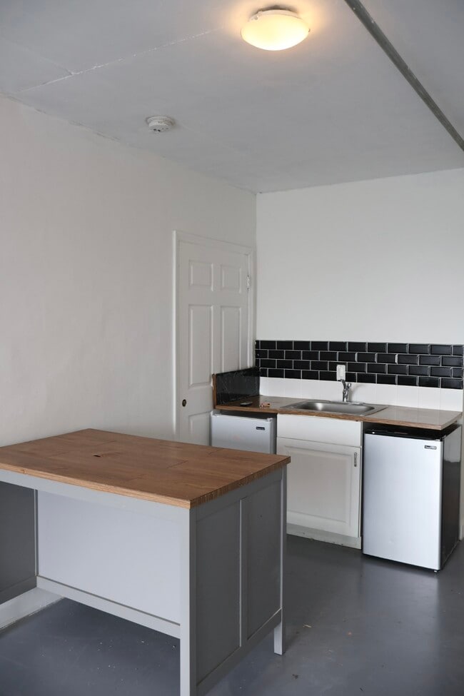 Building Photo - 542 SW 3rd St