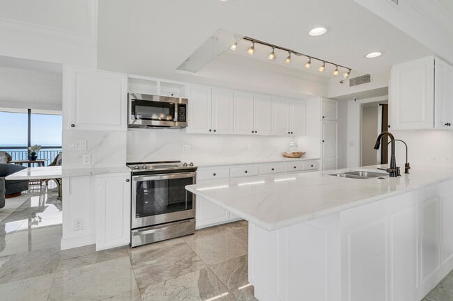 Building Photo - 5380 N Ocean Dr