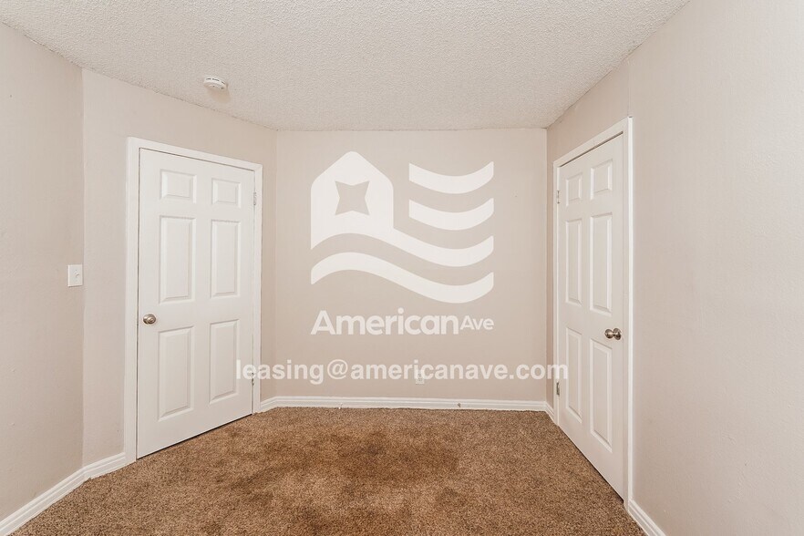 Building Photo - 820 Vanderbilt St