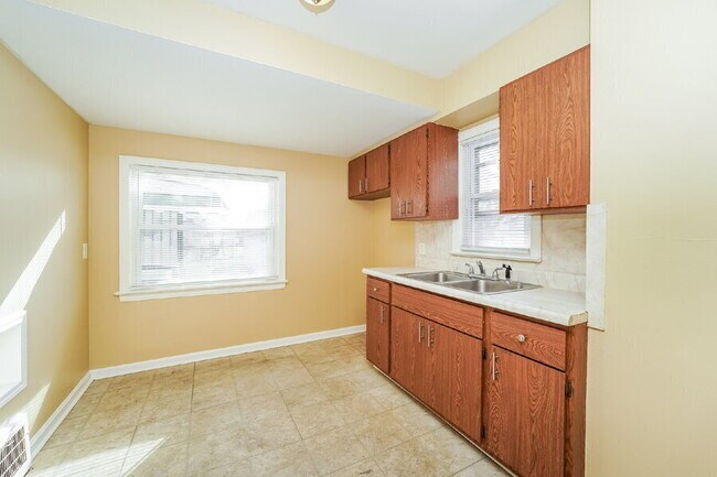 Building Photo - 3989 E 177th St