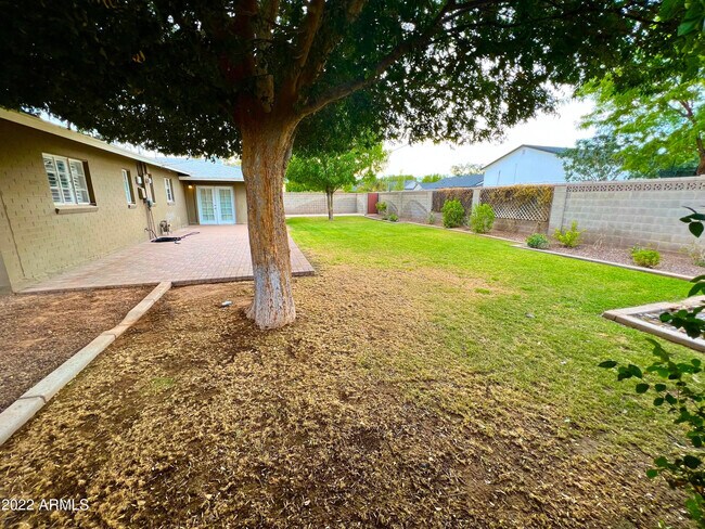 Building Photo - 3940 E Glenrosa Ave