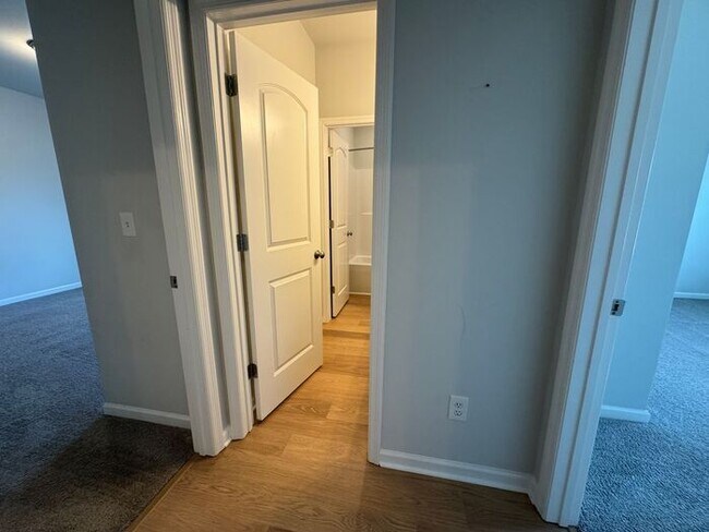 Building Photo - Spacious home with a fence, in PRIME location with a move in special