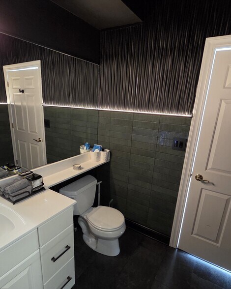 Building Photo - 1515 N Van Buren St