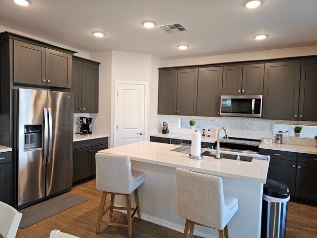 Building Photo - 880 S 150th Dr