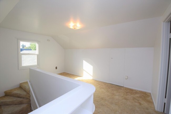 Building Photo - Charming N. Portland Home