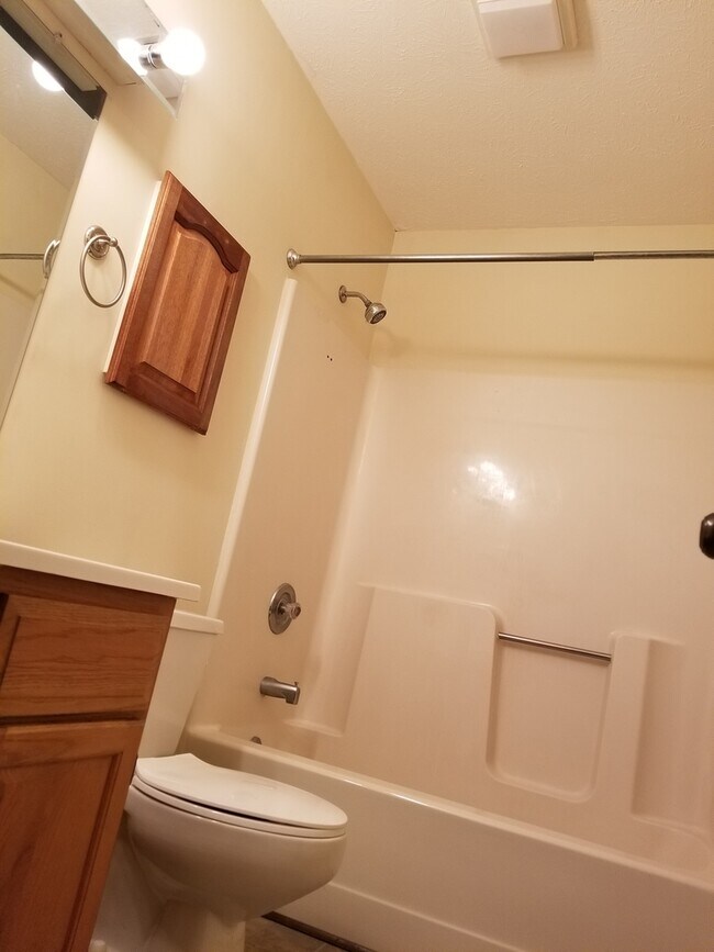 Building Photo - * August 2026* GREAT 3 Bed House!!