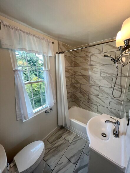 Building Photo - 5 E Glebe Rd