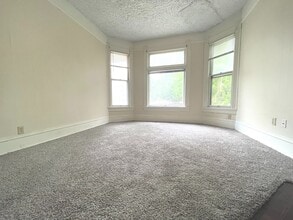 Building Photo - 1710 E Bradford Ave