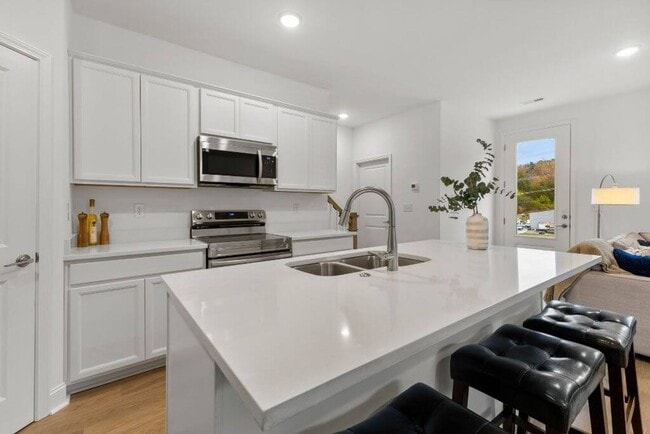 Building Photo - Modern 3-Bedroom Townhome with 2-Car Garage at Chapman Trace!