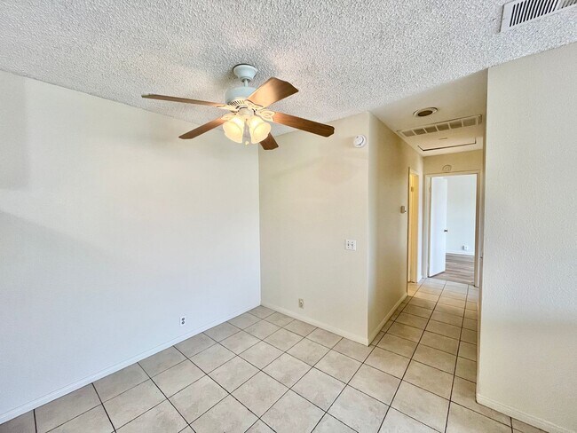 Building Photo - Upstairs 2BD/2BTH with Central A/C, Privat...