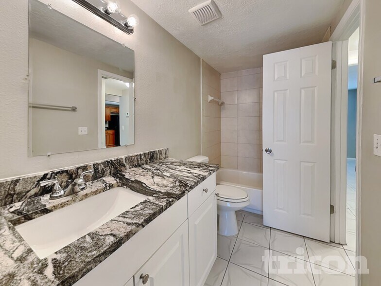 Building Photo - 10217 Carriage Glen Ct