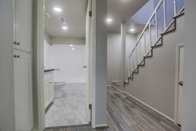 Building Photo - 2 Bedroom Oceanside Condo, with Private Ya...
